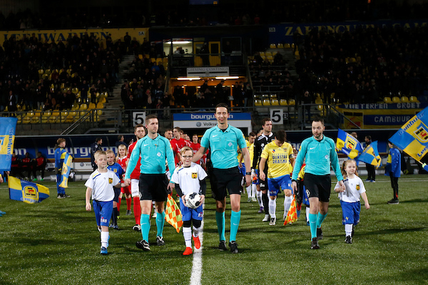 LEEUWARDEN , voetbal , 03-02-2017 , seizoen 2016 - 2017 , Jupiler League , Cambuur Stadion , SC Cambuur - Helmond Sport , line up , opkomst spelers , mascotte foto: Henk Jan Dijks