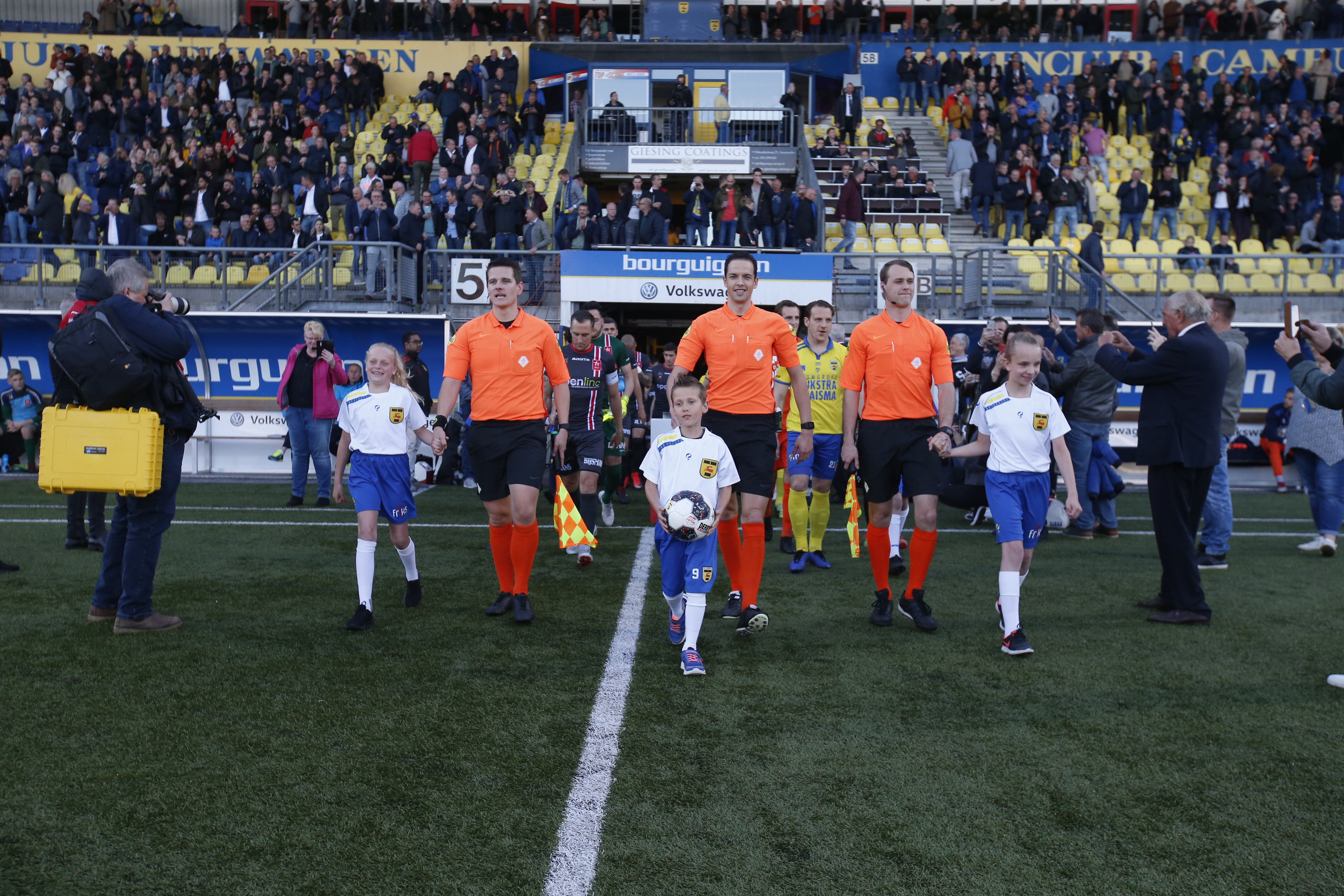 ROTTERDAM , 06-03-2016, voetbal, Eredivisie , Stadion de Kuip , seizoen 2015 - 2016 , Eredivisie , Feyenoord - SC Cambuur , opkomst beide elftallen met voorop Feyenoord speler Dirk Kuyt en SC Cambuur speler Erik Bakker foto: Henk Jan Dijks