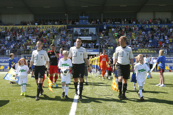 LEEUWARDEN , voetbal, 08-05-2016 , Eredivisie , seizoen 2015 - 2016 , Cambuur Stadion , SC Cambuur - Excelsior , line-up met o.a. arbiter Dennis Higler
