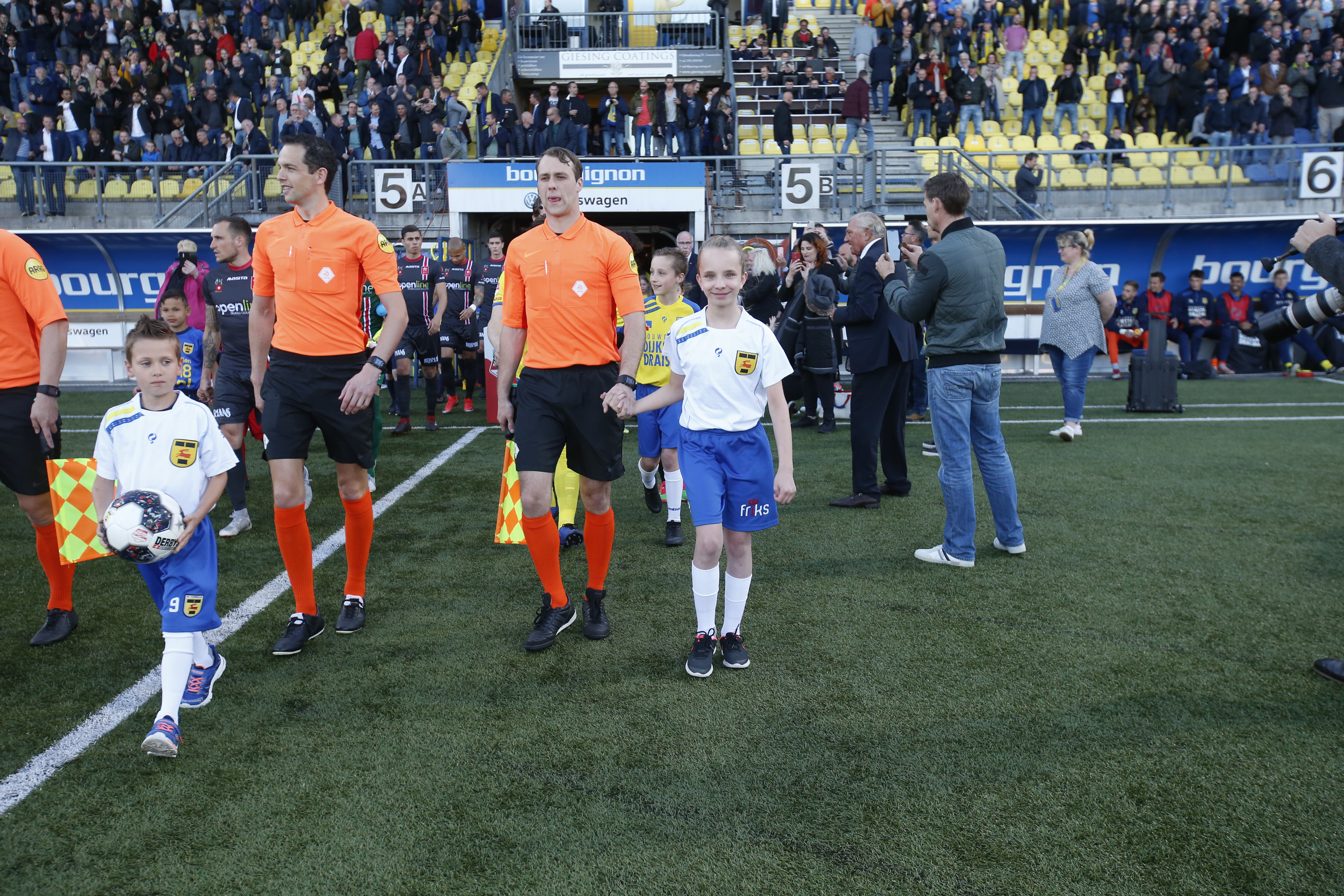 DOETINCHEM, 02-04-2016 , voetbal , Stadion De Vijverberg , Eredivisie , seizoen 2015 - 2016 , De Graafschap - SC Cambuur , opkomst spelers met voorop SC Cambuur speler Sander van de Streek foto: Henk Jan Dijks