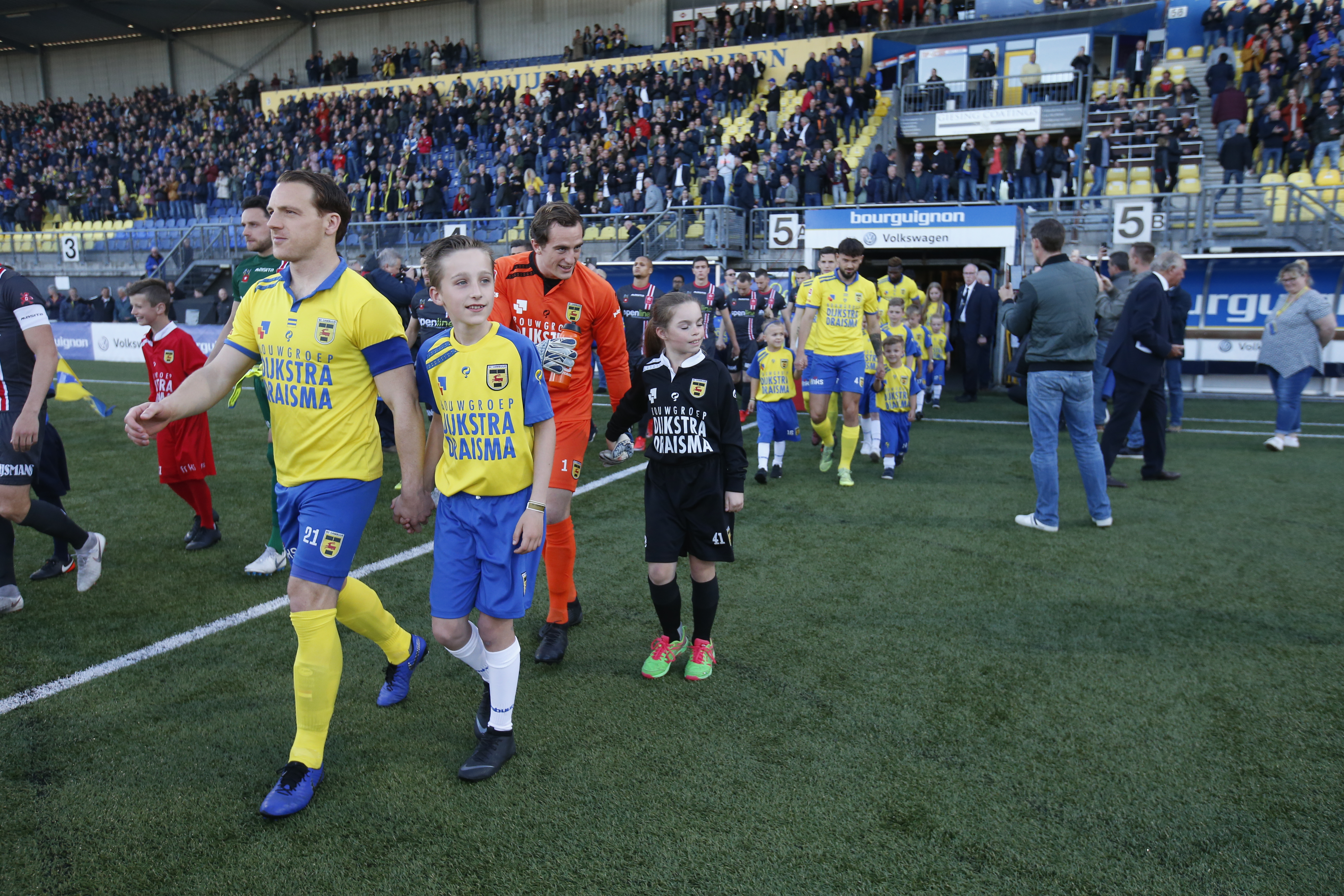 DOETINCHEM, 02-04-2016 , voetbal , Stadion De Vijverberg , Eredivisie , seizoen 2015 - 2016 , De Graafschap - SC Cambuur , opkomst spelers met voorop SC Cambuur speler Erik Bakker foto: Henk Jan Dijks