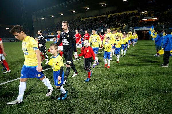LEEUWARDEN , voetbal , 03-02-2017 , seizoen 2016 - 2017 , Jupiler League , Cambuur Stadion , SC Cambuur - Helmond Sport , line up , opkomst spelers , mascotte foto: Henk Jan Dijks