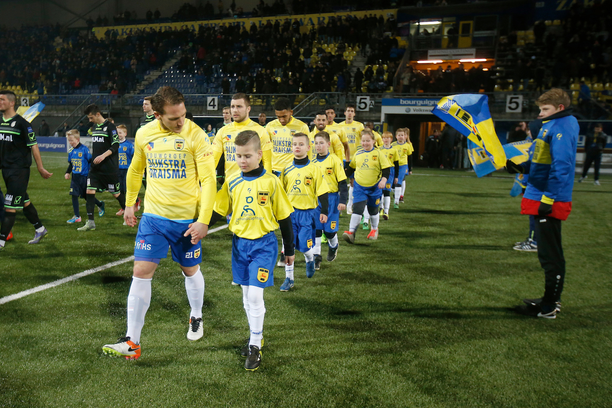 LEEUWARDEN , voetbal, Jupiler League , 10-02-2017 , Cambuur Stadion , seizoen 2016 - 2017 , SC Cambuur - Fortuna Sittard , line up , kidsclub foto: Henk Jan Dijks
